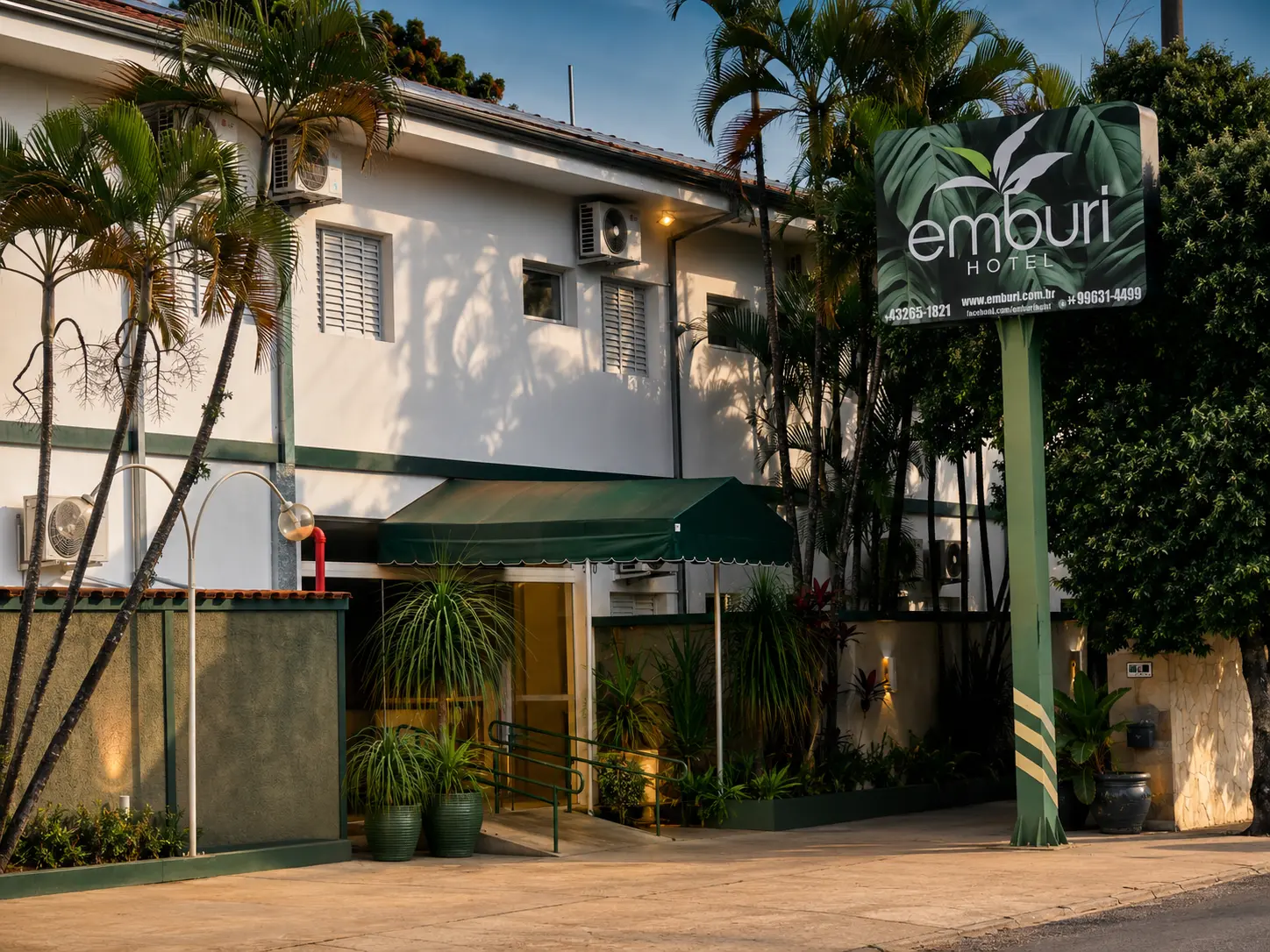 Fachada do Emburi Hotel vista da calçada