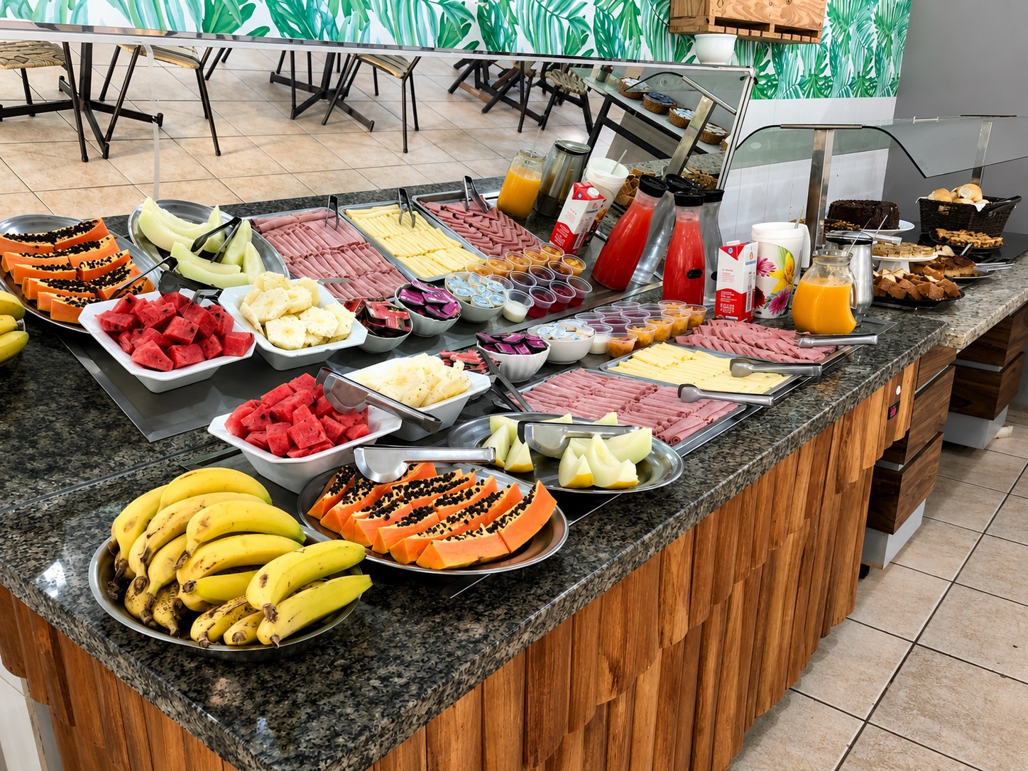 Café da manhã do Emburi Hotel
